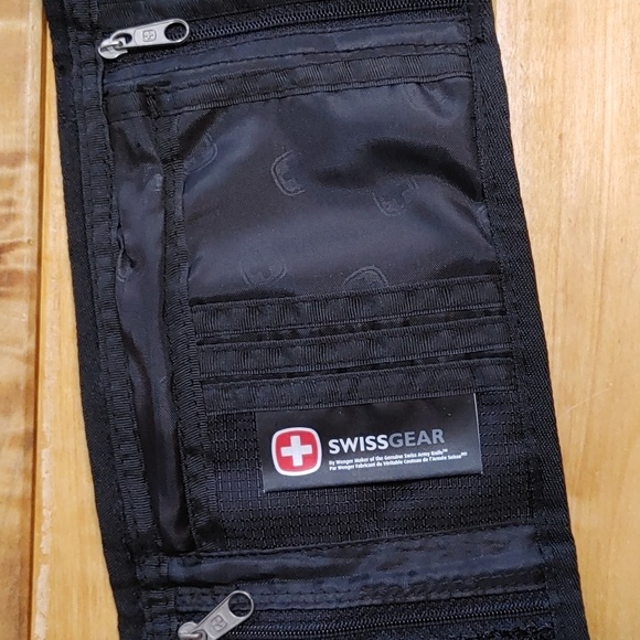 SwissGear Versatile Compact Nylon Travel Bag - Picture 9 of 14